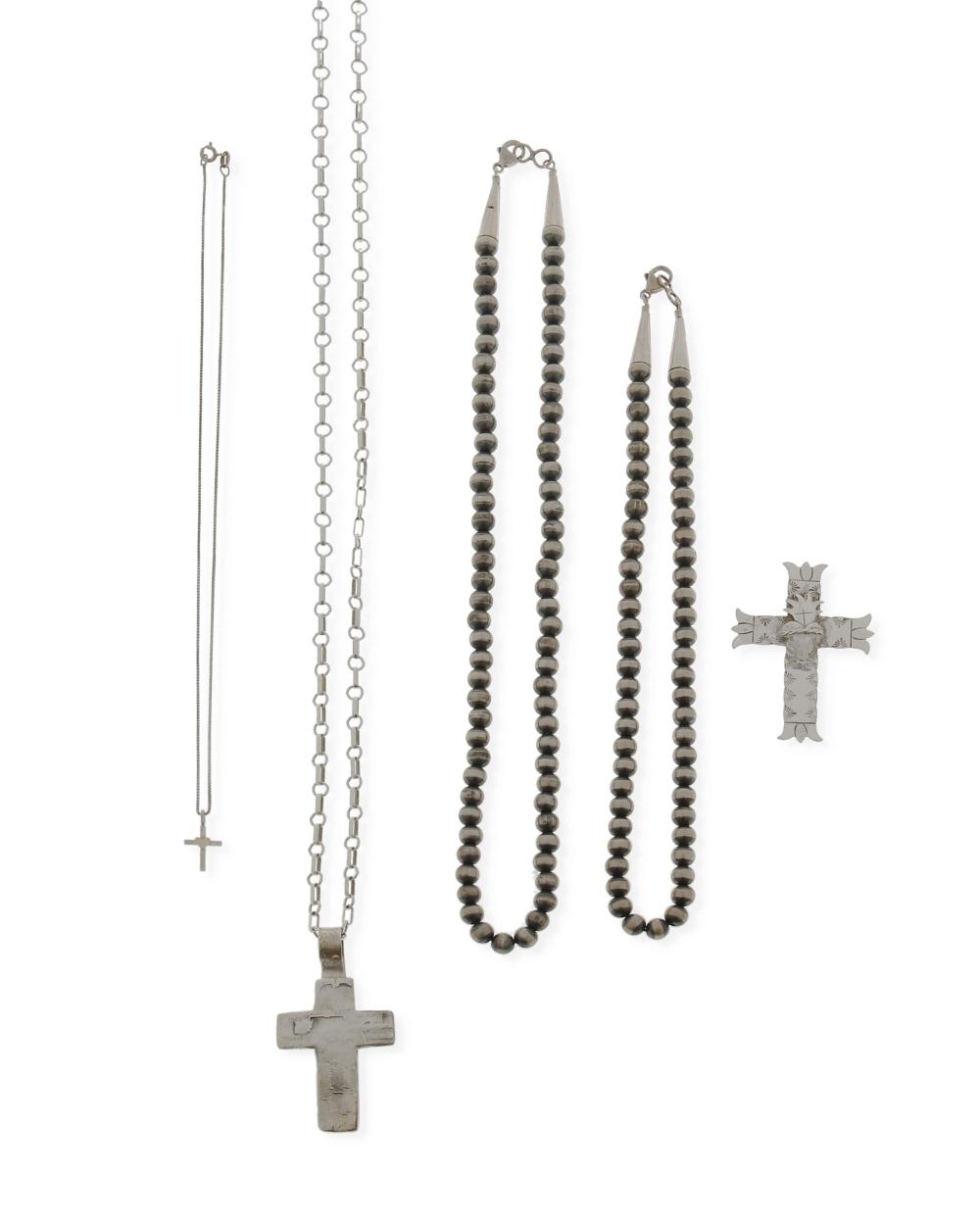 A GROUP OF SILVER JEWELRYA group of