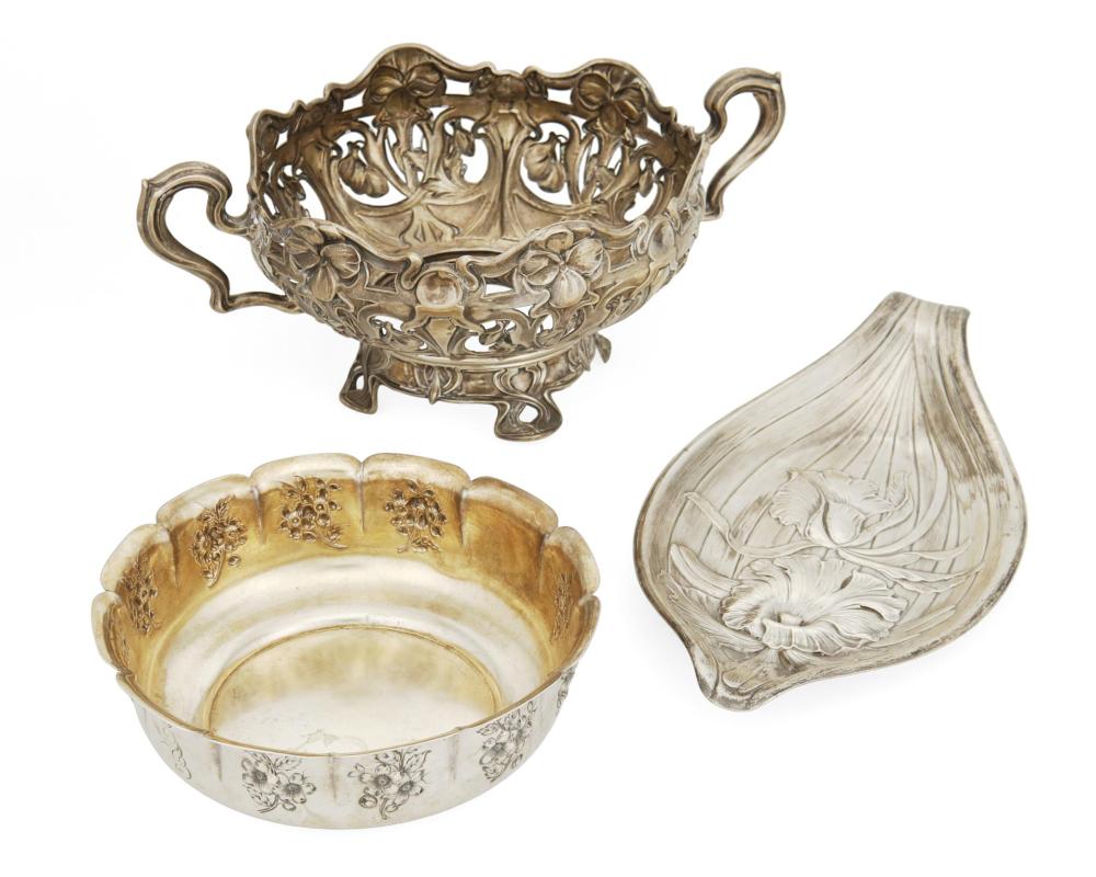 A GROUP OF SILVER TABLE ITEMSA