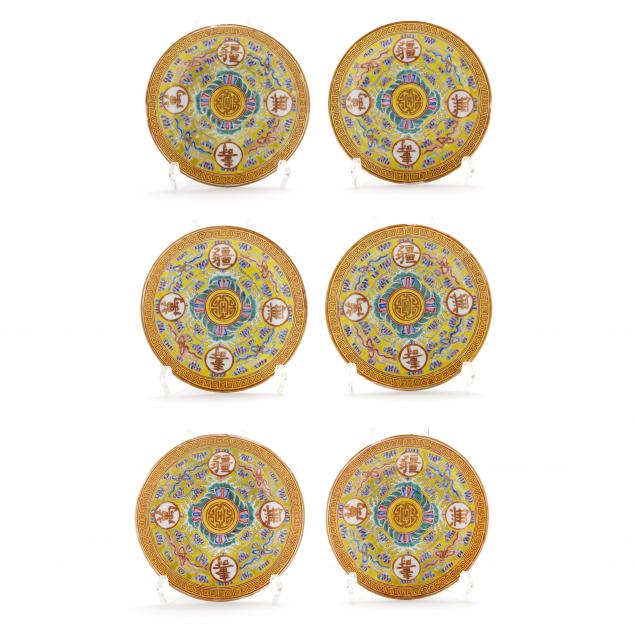 A GROUP OF SIX CHINESE PORCELAIN