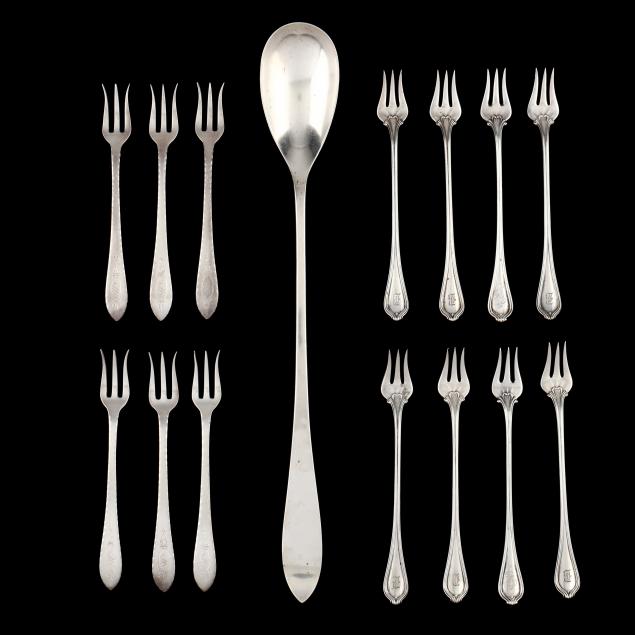 A GROUP OF STERLING SILVER FLATWARE
