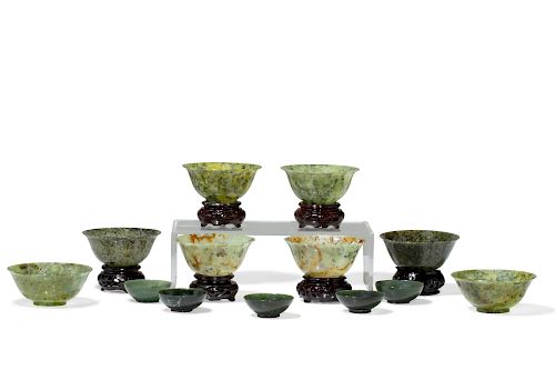 A GROUP OF THIRTEEN CHINESE JADE