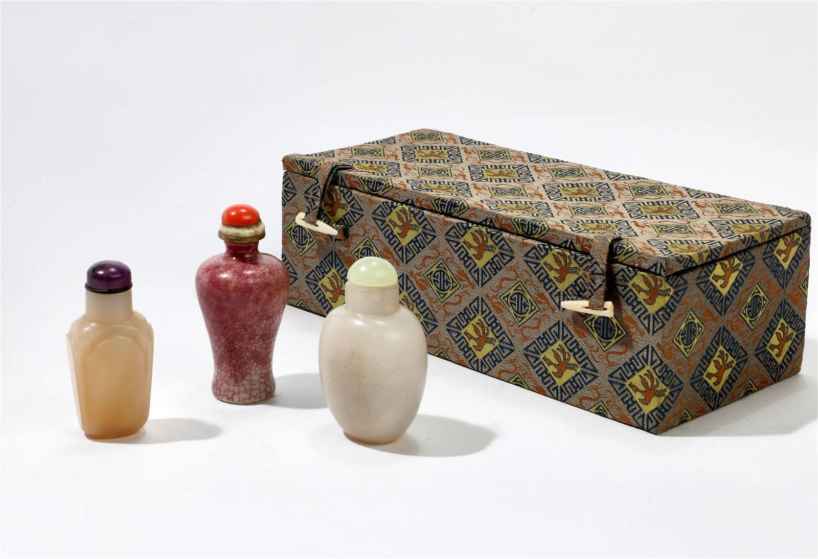A GROUP OF THREE CHINESE SNUFF