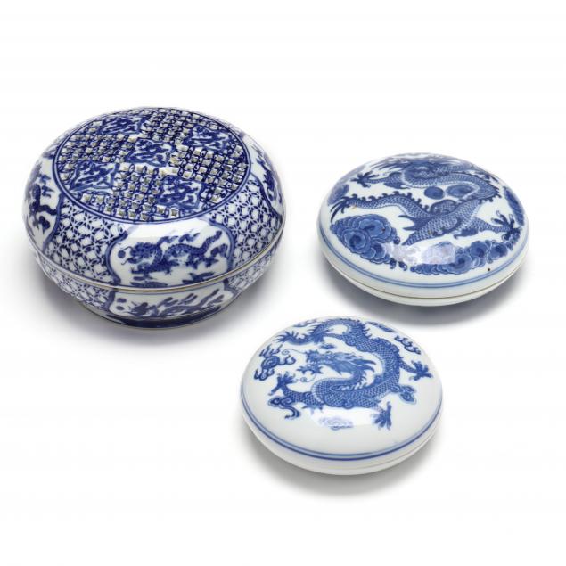 A GROUP OF THREE CHINESE BLUE AND