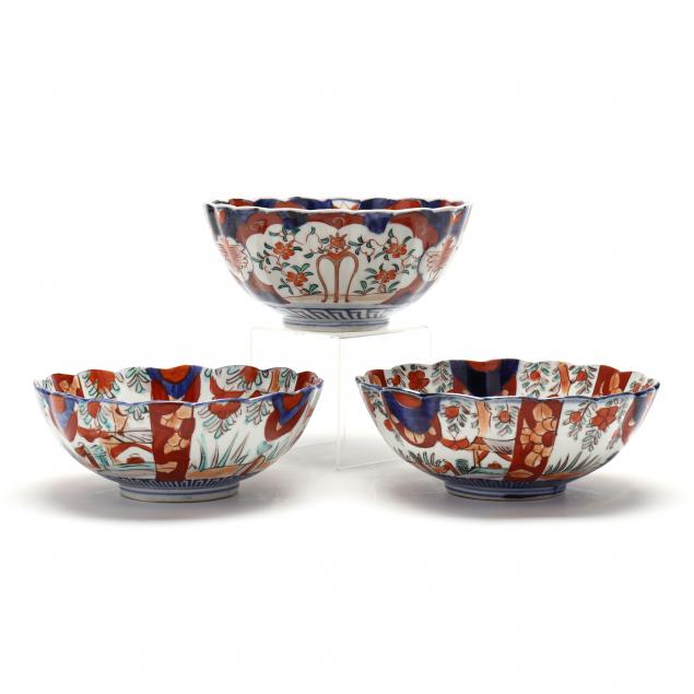 A GROUP OF THREE JAPANESE IMARI