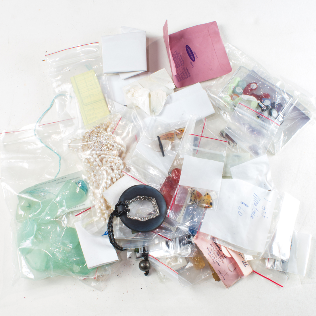 A GROUP OF UNMOUNTED STONES AND