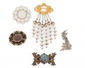 A GROUP OF VINTAGE BROOCHESA g