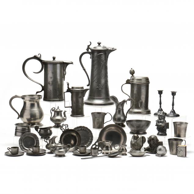 A GROUPING OF ANTIQUE AND VINTAGE