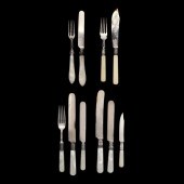 A GROUPING OF ANTIQUE SILVERPL