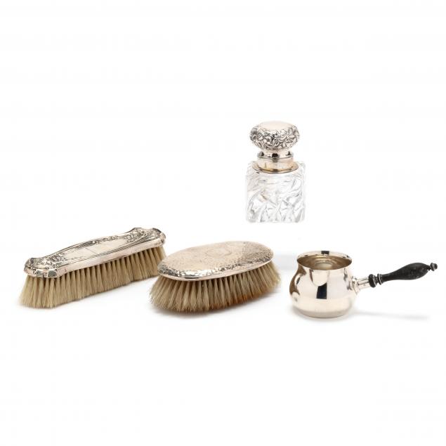 A GROUPING OF SILVER ACCESSORIES