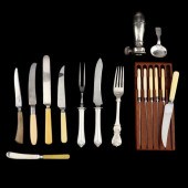 A GROUPING OF SILVERPLATE AND
