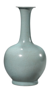 A GUAN TYPE LONG-NECKED VASE<b