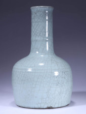 A GUAN TYPE LONG-NECKED VASE<b