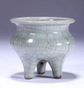 A GUAN TYPE THREE-LEGGED STOVE