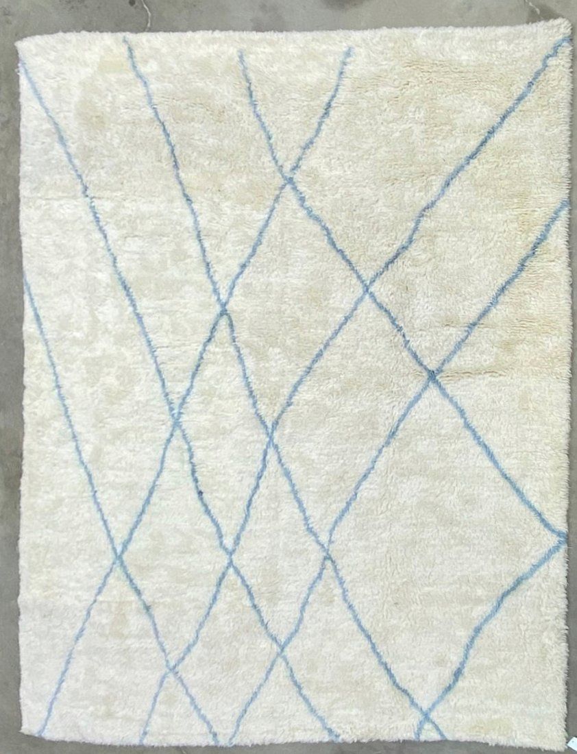 A HAND KNOTTED WOOL RUG, MODERNA