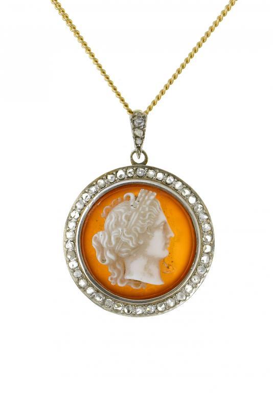 A HARDSTONE CAMEO PENDANT of