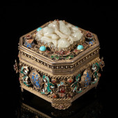 A HARDSTONES INLAID SILVER BOX