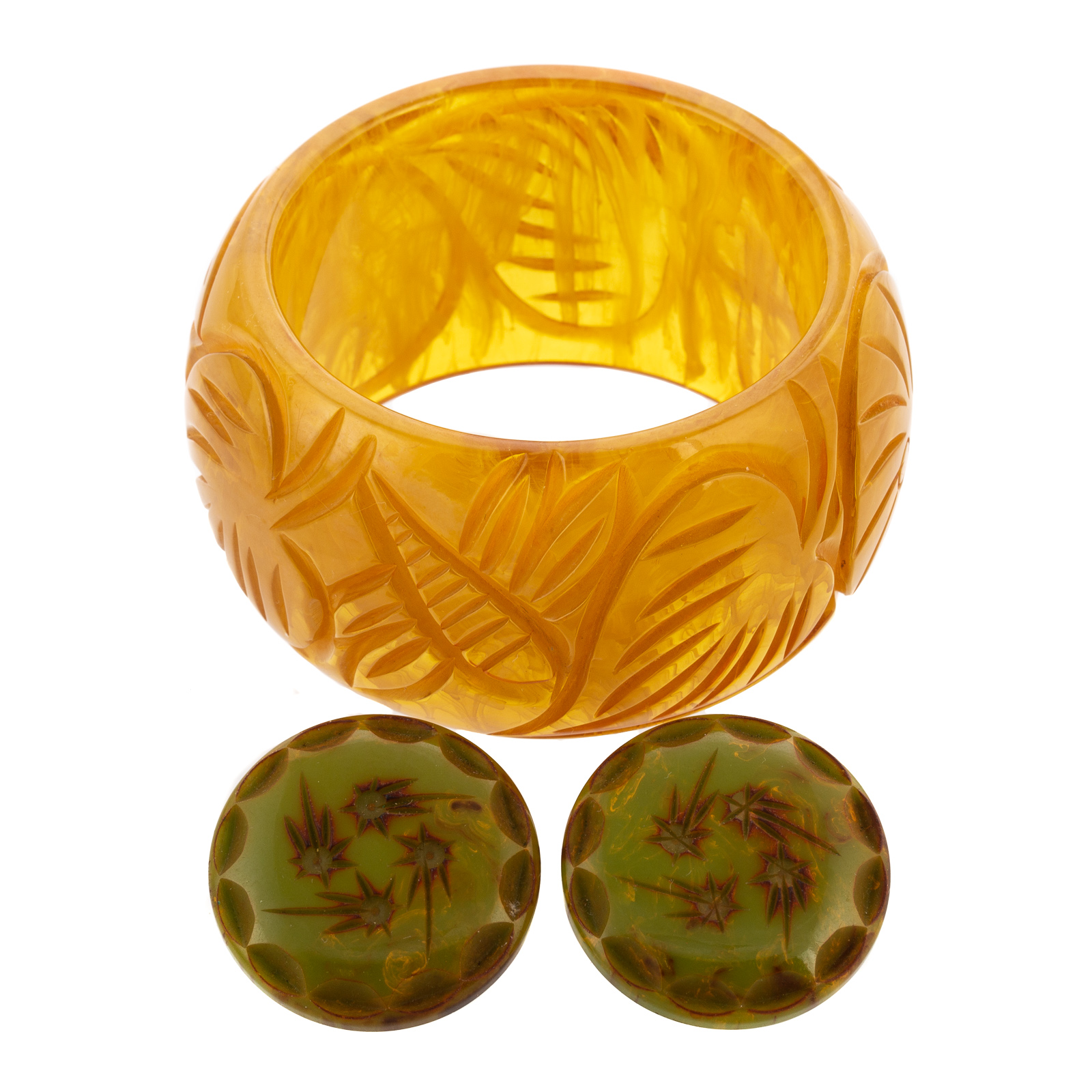 A HEAVILY CARVED BAKELITE BANGLE