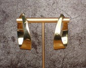 A HEAVY PAIR OF GOLD HOOP EAR