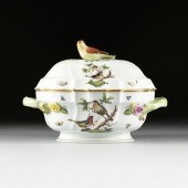 A HEREND HAND PAINTED PORCELAI