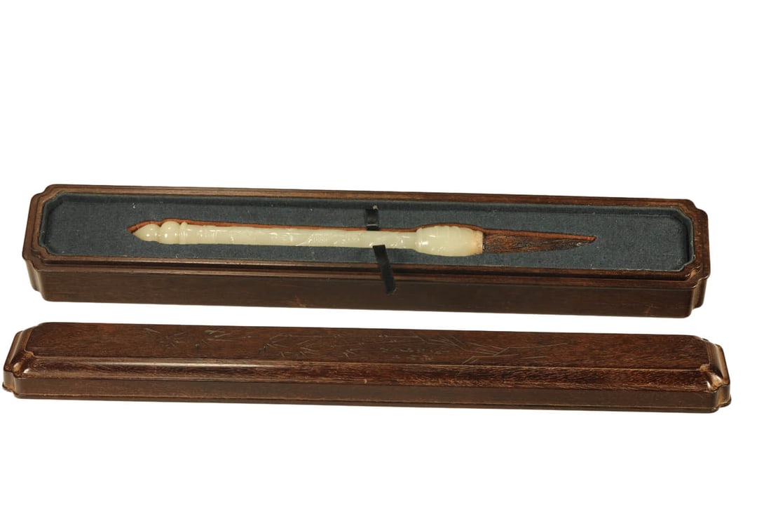 A HETIAN JADE CARVED 'DRAGON AND