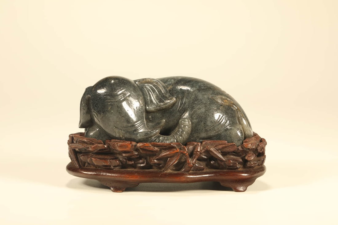 A HETIAN JADE 'ELEPHANT' CARVINGA