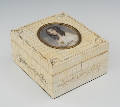 A Hinged Lid Trinket Box in Bone or