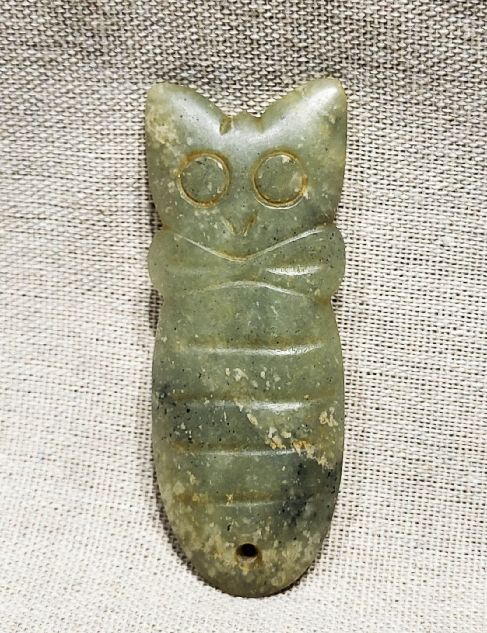 A HONGSHAN JADE 'CICADA' PENDANTA