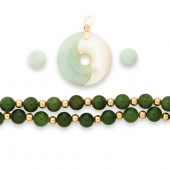 A JADE AND FOURTEEN KARAT GOLD