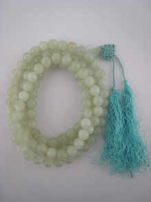 A jade bead necklace approx.