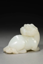 A JADE CARVED AUSPICIOUS BEAST