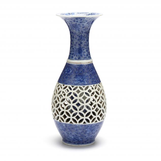 A JAPANESE ARITA BLUE AND WHITE