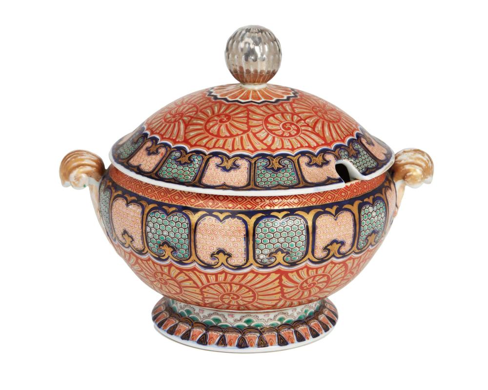 A JAPANESE ARITA PORCELAIN