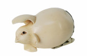 A JAPANESE CARVED HATCHING CHI