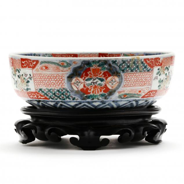 A JAPANESE IMARI PORCELAIN CENTER