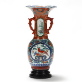 A JAPANESE IMARI PORCELAIN FLO