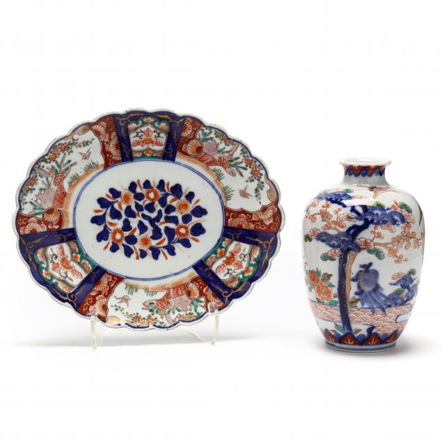 A JAPANESE IMARI PORCELAIN VASE AND