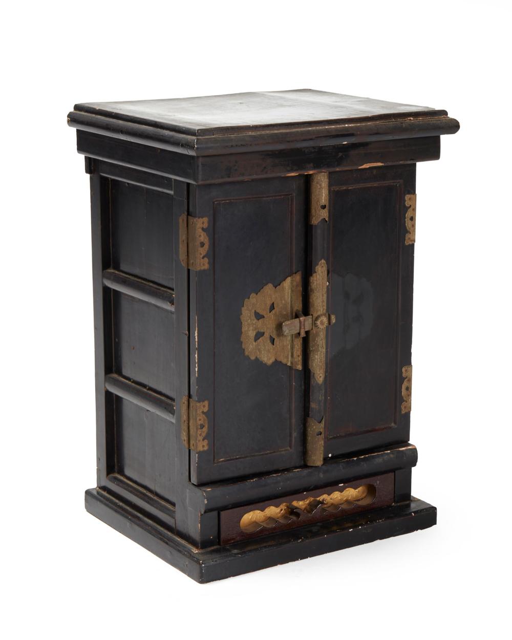 A JAPANESE LACQUERED BUTSUDANA