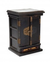 A JAPANESE LACQUERED BUTSUDANA