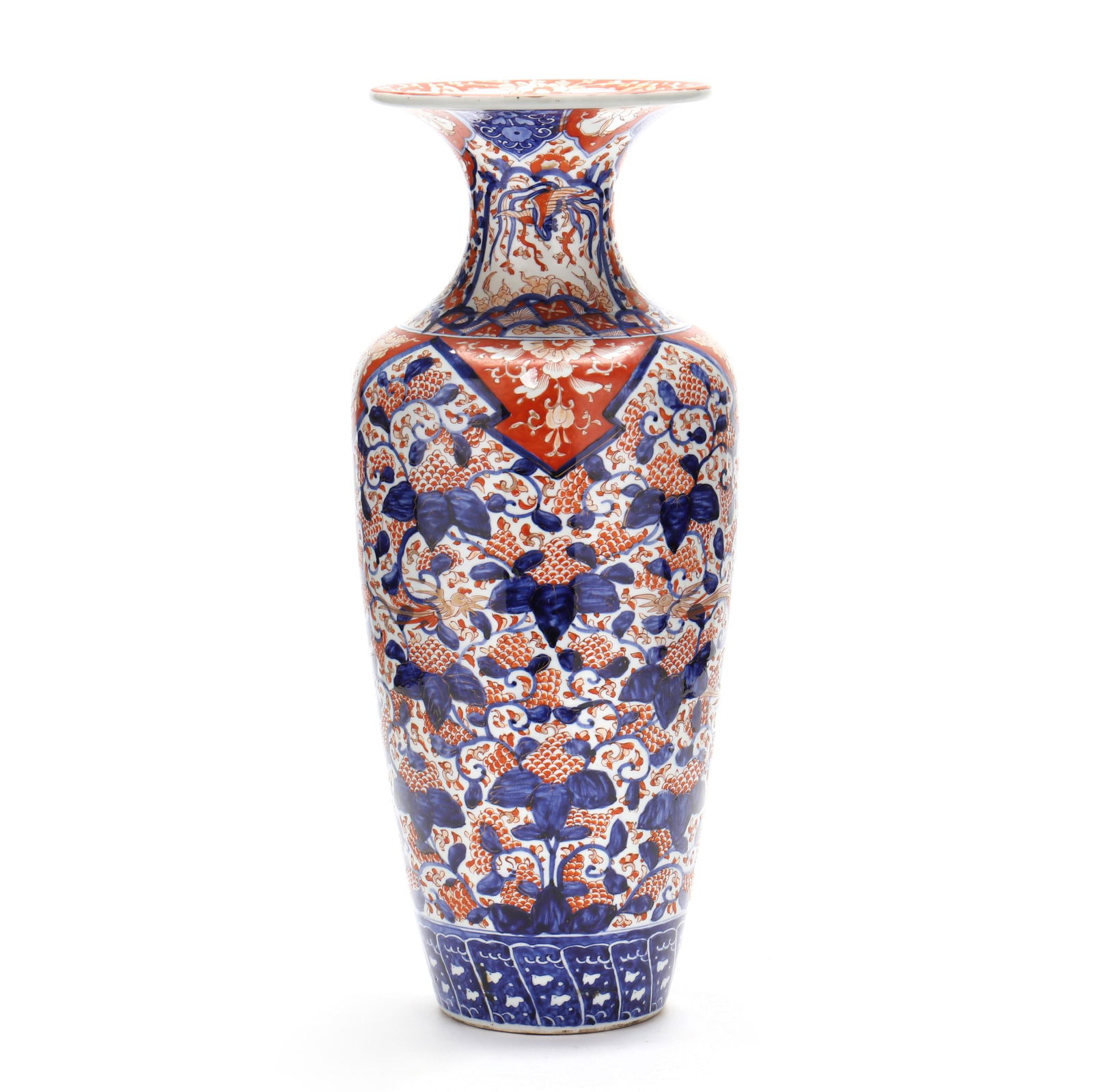 A JAPANESE PORCELAIN IMARI FLOOR