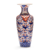 A JAPANESE PORCELAIN IMARI FLO