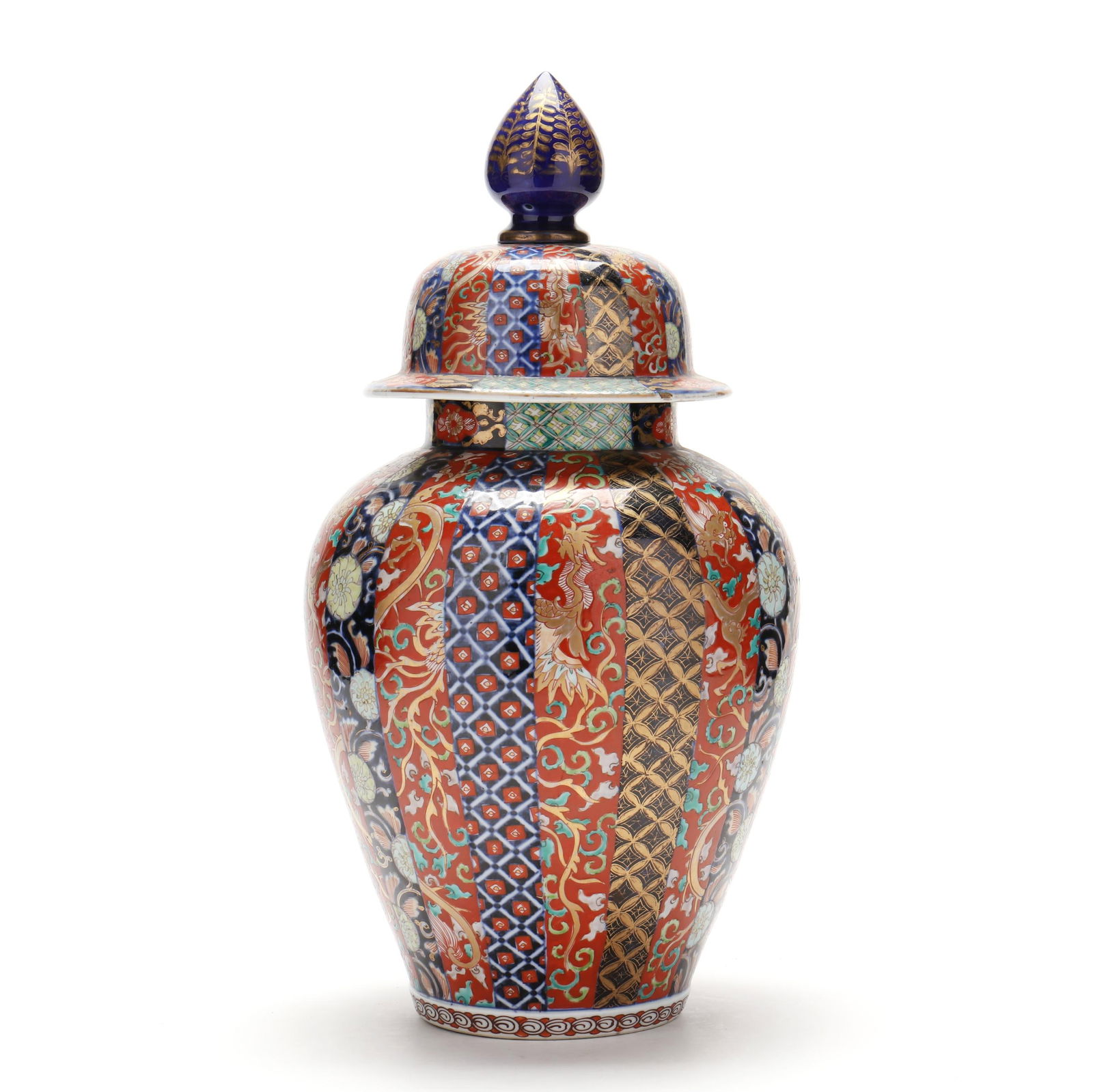 A JAPANESE PORCELAIN IMARI JAR WITH