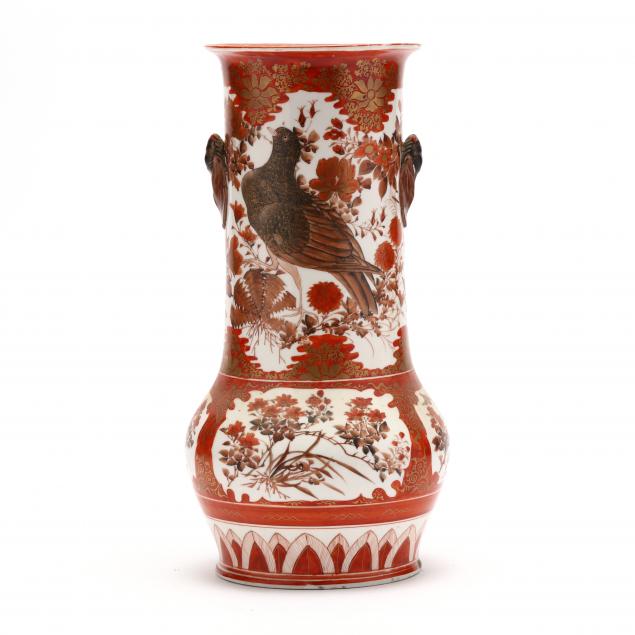 A JAPANESE PORCELAIN KUTANI VASE 