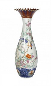 A JAPANESE PORCELAIN VASE<br /