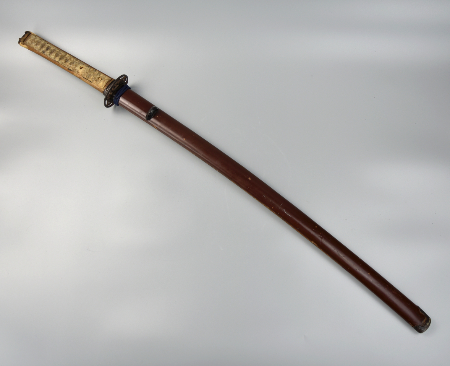 A JAPANESE SWORD, WITH LACQUER WOOD