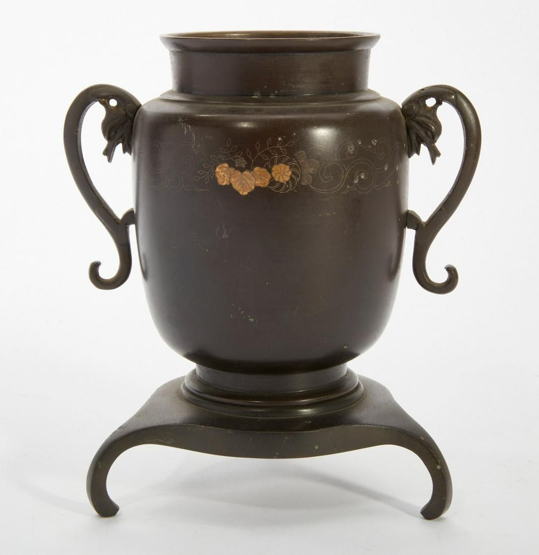 A JAPANESE USUBATA WITH GILT FLORAL