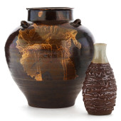 A JAPANESE VASE AND TEA LEAF H