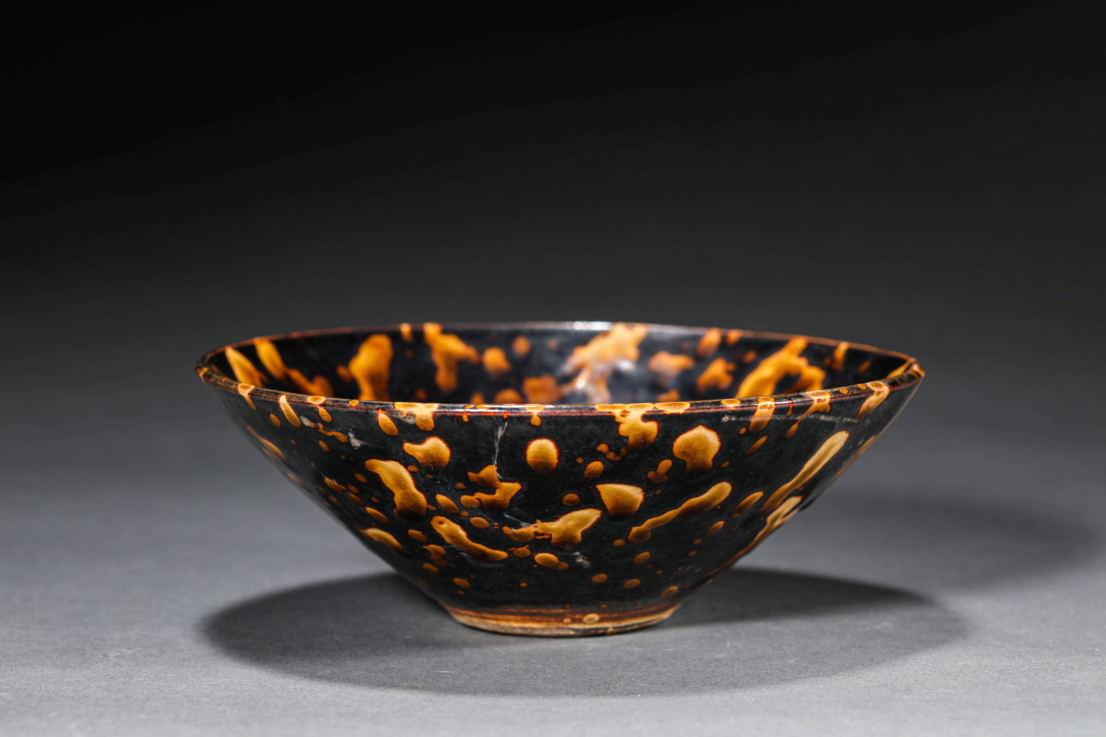 A JIZHOU TYPE CONICAL SHAPED