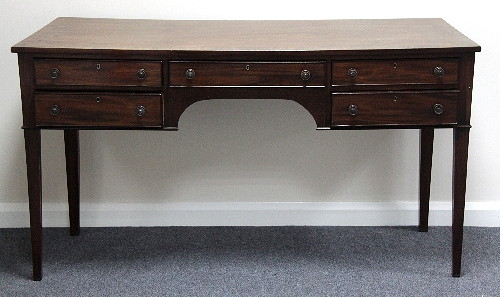 A kneehole dressing table with