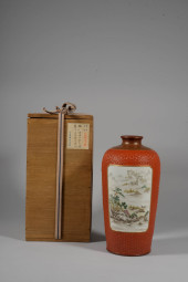 A LACQUER-EFFECT PORCELAIN MED