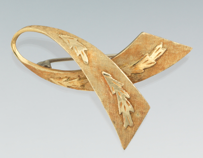 A Ladies' 18k Gold Ribbon Brooch